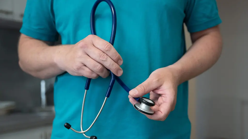 Wer-im-Ausland-Medizin-studiert-hat-muss-seinen-Abschluss-auf-Gleichwertigkeit-ueberpruefen-lassen-oder-eine-Kenntnispruefung-ablegen