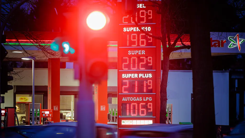 Symbolfoto-zum-Thema-gestiegene-Spritpreise-Eine-Anzeigetafel-mit-Preisen-fuer-Kraftstoff-steht-an-einer-Tankstelle-zur-blauen-Stunde-Berlin-11-03-2026