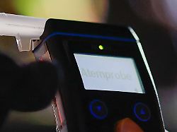 Nordrhein-Westfalen: Mann fährt betrunken Auto und zeigt Fahrt im Livestream