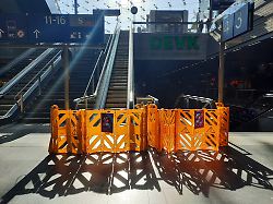 Rolltreppe, Pingpong, Banden: Im "Sehnsuchtsort" Berlin reiht sich Aufreger an Aufreger