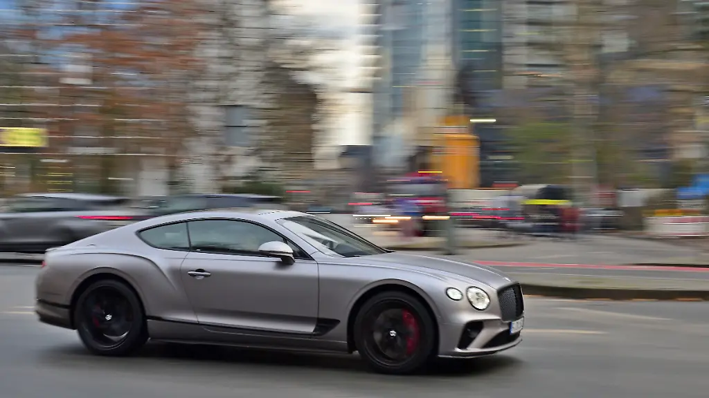 Luxuswagen-der-britischen-Marke-Bentley-in-Frankfurt-am-Main