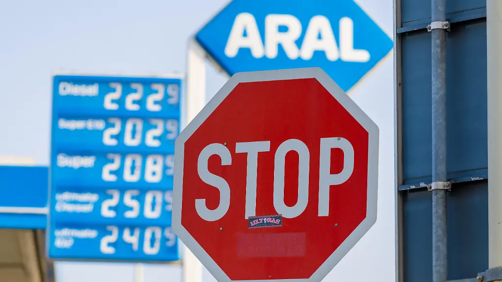 Die-Kraftstoffpreise-steigen-weiter-deutlich-an-An-einer-Tankstelle-an-der-Bundesstrasse-B9-in-Bonn-Bad-Godesberg-liegen-alle-angebotenen-Kraftstoffsorten-ueber-der-Marke-von-zwei-Euro-pro-Liter-Der-Diesel-Kraftsoffe-uebersteiegen-die-Benzin-Sorten-Angesichts-der-stark-gestiegenen-Energiepreise-werden-in-der-politischen-Diskussion-weiterhin-Forderungen-nach-einem-staatlichen-Tankrabatt-laut