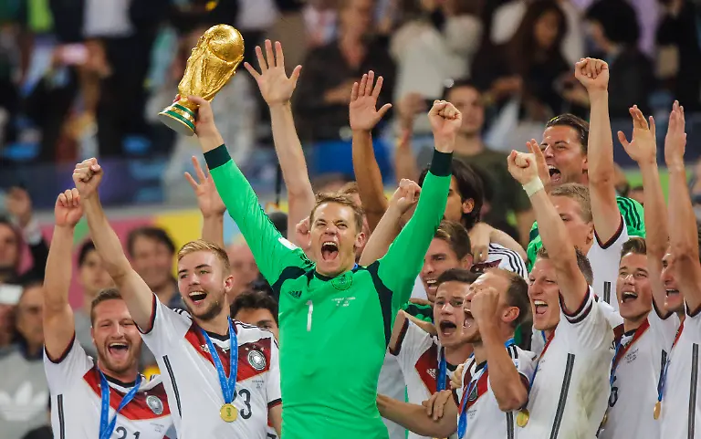 ARCHIVFOTO-MANUEL-NEUER-ZUM-RUeCKTRITT-AUS-DER-NATIONAMLANNSCHAFT-Manuel-NEUER-DFB-1-Weltmeister-WM-Pokal-WM-Trophaee-Trophy-FIFA-WM-Pokal-FIFA-World-Cup-WM-Weltmeisterschaft-Fussball-Trophy-Siegertrophaee-Fussball-Weltmeisterschaft-DEUTSCHLAND-ARGENTINIEN-1-0-n-V-FIFA-Fussball-WM-FINALE-Weltmeisterschaft-am-13-07