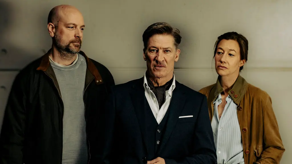 ARD-BR-POLIZEIRUF-110-ABLASS-am-Sonntag-15-03-26-um-20-15-Uhr-im-ERSTEN-Von-links-Kommissar-Dennis-Eden-Stephan-Zinner-Rechtsanwalt-August-Schellenberg-Tobias-Moretti-und-Kommissarin-Cris-Blohm-Johanna-Wokalek-BR-die-film-gmbh-Susanne-Bernhard-honorarfrei-Verwendung-gemaess-der-AGB-im-engen-inhaltlichen-redaktionellen-Zusammenhang-mit-genannter-BR-Sendung-bei-Nennung-Bild-BR-die-film-gmbh-Susanne-Bernhard-S2-BR-Bildmanagement-Tel-089-5900-33133-Fax-10585-Bildmanagement-br-de-www-br-foto