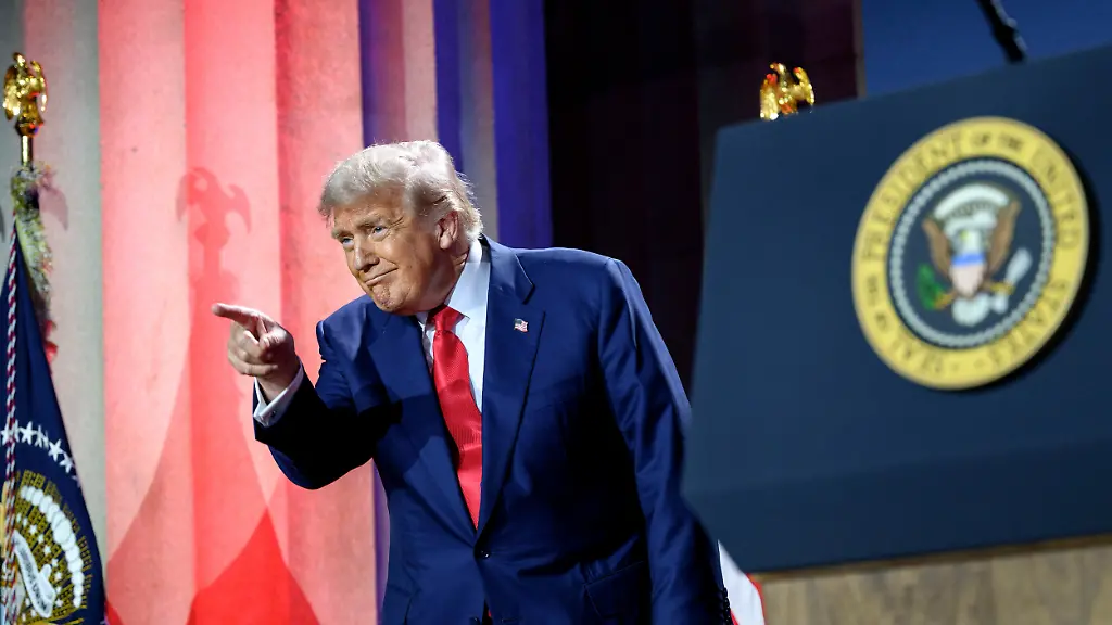 23 de julio de 2025-Washington-DC-Estados-Unidos-de-América-El-presidente-de-Estados-Unidos-Donald-Trump-señala-cuando-llega-para-pronunciar-palabras-en-la-Cumbre-AI-de-la-Casa-Blanca-en-el-Auditorio-Andrew-W-Mellon-23-de-julio-de-2025-en-Washington-DC