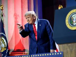 "Diktatorenartige Huldigung": Trump unterwirft die KI-Riesen