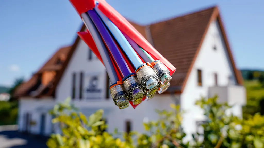 Sparpotential-Buchen-Eigentuemer-beim-ausbauenden-Anbieter-fuer-Glasfaser-einen-Zweijahres-Vertrag-dazu-bekommen-sie-den-Anschluss-in-der-Regel-kostenlos