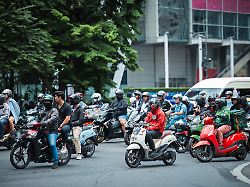 Kurze Hemden gegen den Ölmangel: Wie der Iran-Krieg den Alltag in Asien radikal verändert