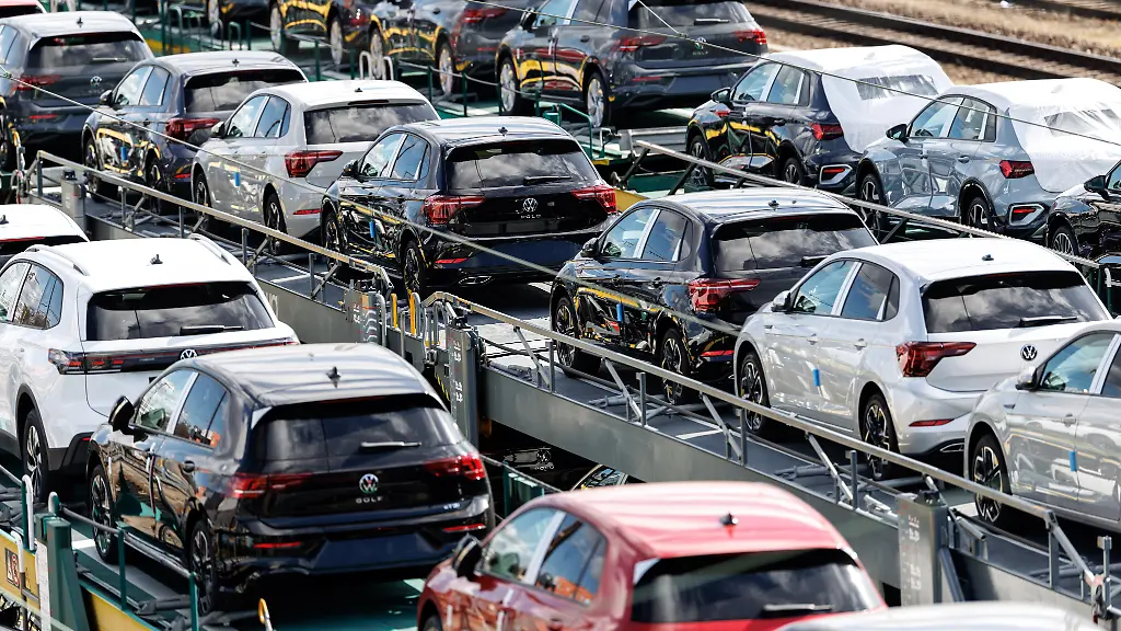 Zahlreiche-Autotransportwagen-mit-Neufahrzeugen-vom-Unternehmen-Volkswagen-stehen-am-11-03-2026-auf-den-Gleisanlagen-von-einem-Rangierbahnhof-in-Muenchen-Bayern-Deutschland-Die-Volkswagen-Aktiengesellschaft-VW-AG-Volkswagen-Group-ist-ein-Automobilhersteller-aus-Deutschland-und-einer-der-fuehrenden-Automobilkonzerne-weltweit