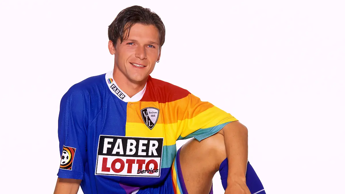 Bildnummer-00503353-Datum-09-01-1998-Copyright-imago-Nordiek-Dariusz-Wosz-Bochum-hoch-Freisteller-Studio-Fotostudio-Studioshooting-Studiotermin-Studioaufnahme-Ball-sitzen-sitzend-laecheln-Saison-1997-1998-VfL-Bochum-Shooting-Fotoshooting-Fototermin-Mfdia-Bochum-Fussball-1