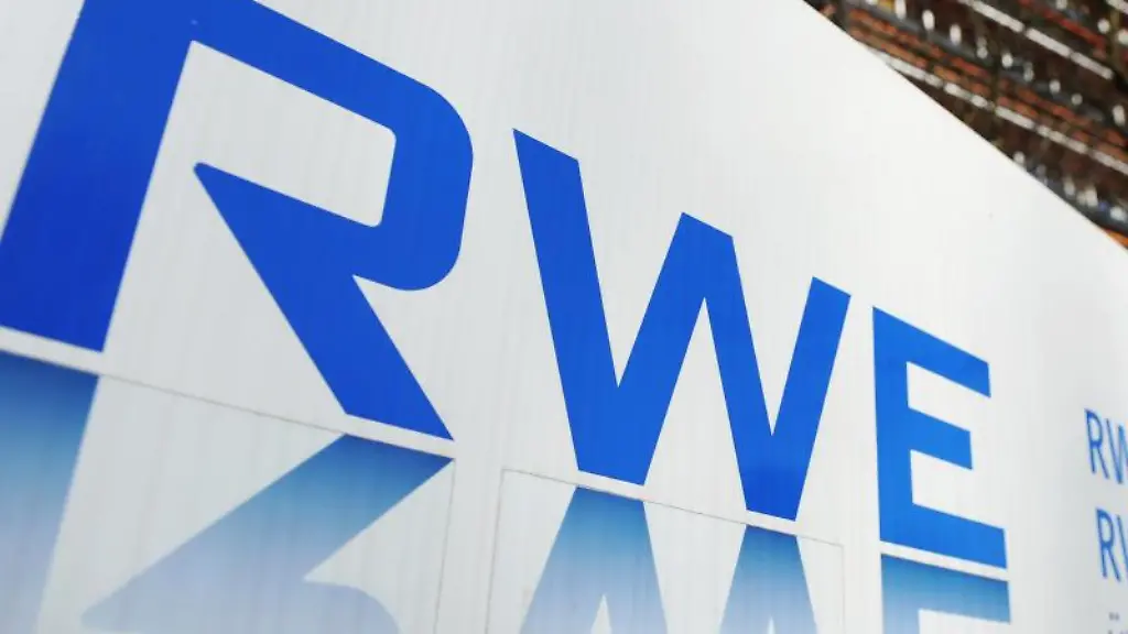 Das-Logo-des-Energiekonzerns-RWE-steht-vor-einem-Firmensitz