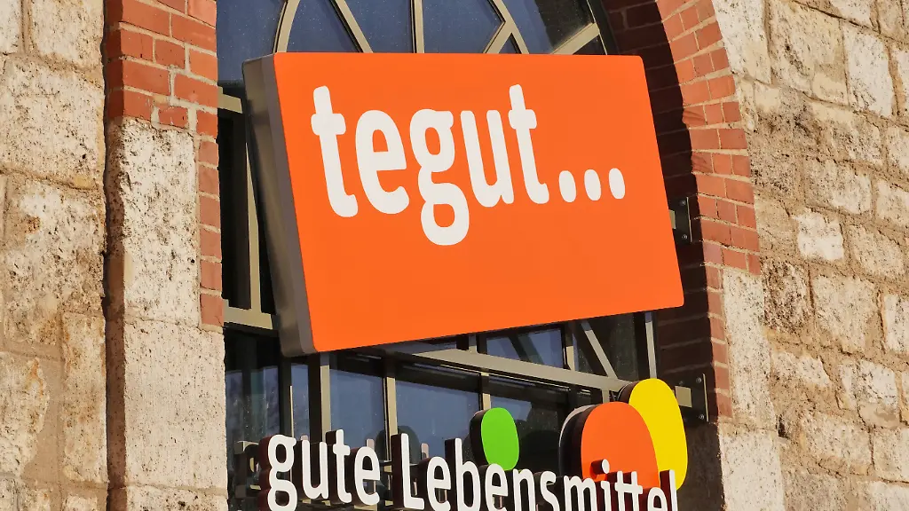tegut-gute-Lebensmittel-Lebensmittelhandel-Firmenlogo-vor-einer-Filiale-Bio-Produkte-tegut-Good-Food-Food-trade-Company-logo-before-a-Branch-Bio-Products-1131607522