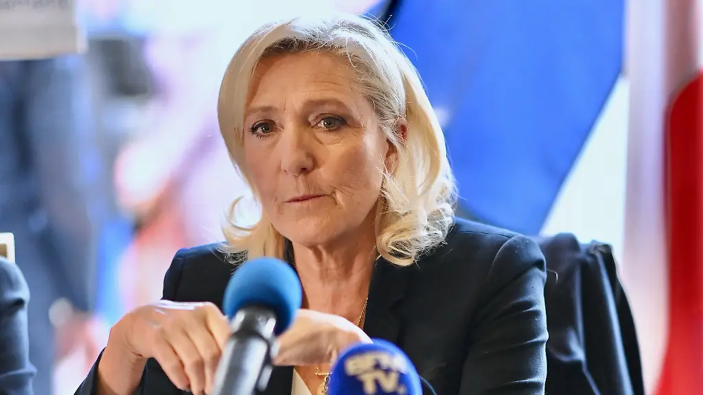 President-of-Rassemblement-National-parliamentary-group-Marine-Le-Pen-greets-supporters-as-she-arrives-for-a-campaign-visit-to-suppport-La-Fleche-s-RN-mayoral-candidate-Romain-Lemoigne-in-La-Fleche-on-March-12-2026-ahead-of-France-s-municipal-elections-French-voters-are-scheduled-to-head-to-the-polls-for-municipal-elections-on-March-15-and-March-22-2026-Photo-by-Franck-Castel-ABACAPRESS
