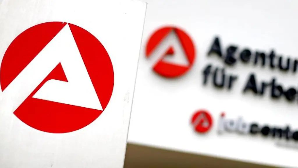 Blick-auf-den-Eingang-der-Agentur-fuer-Arbeit-und-Job-Center