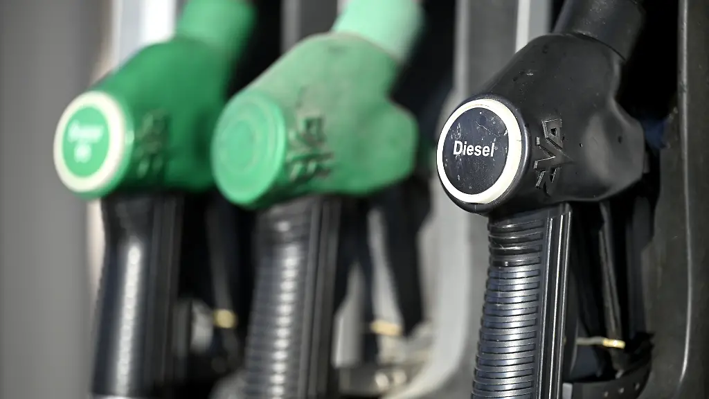 ABD0064-20260313-GAeNSERNDORF-OeSTERREICH-THEMENBILD-ZU-APA0136-VOM-13-3-2026-Illustration-zu-den-Themen-Tankstelle-Tanken-Zapfhan-Zapfsaeule-Sprit-Spritpreis-Benzin-Diesel-Energie-Teuerung-aufgenommen-an-einer-SB-Tankstelle-am-Freitag-13-Maerz-2026-in-Niederoesterreich