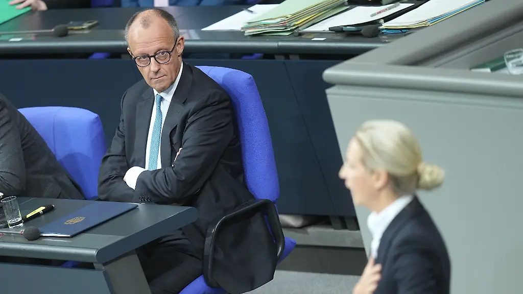 Bundeskanzler-Friedrich-Merz-CDU-schaut-zu-Alice-Weidel-Fraktions-und-Bundesvorsitzende-der-AfD-waehrend-sie-in-der-Generaldebatte-im-Bundestag-zum-Haushalt-spricht-Die-Debatten-ueber-den-Etat-des-Kanzleramts-werden-traditionell-zur-Generalaussprache-ueber-die-Politik-der-Bundesregierung-genutzt