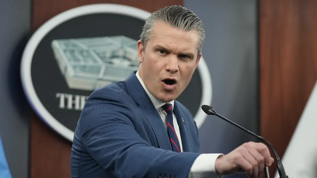 US-Verteidigungsminister-Pete-Hegseth-spricht-waehrend-einer-Pressekonferenz-im-Pentagon