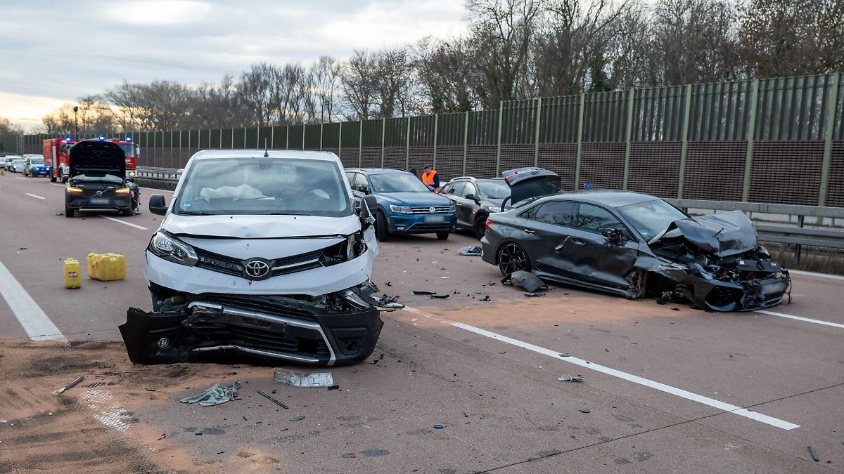 Mehrfach-Crash auf A9 – Fünf Verletzte bei Bad Dürrenberg