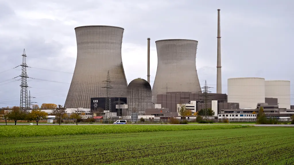 Die-Kuehltuerme-des-Atomkraftwerk-in-Gundremmingen-vor-der-Sprengung-die-Kuehltuerme-ragen-in-den-Morgenhimmel-Das-AKW-wird-im-Zuge-des-deutschen-Atomausstieg-2025-gesprengt-Block-A-erkennbar-an-der-kleinen-runden-Kuppel-ist-nach-einem-Stoerfall-1977-seit-1983-zurueckgebaut-Block-B-und-C-mit-den-grossen-Kuehltuermen-sind-seit-2017-bzw-2021-vom-Netz-getrennt-Themenbild-Symbolbild-Gundremmingen-25-10