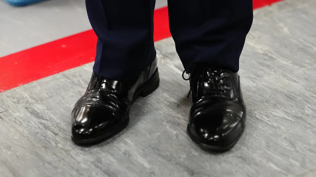 Die-Schuhe-von-US-Praesident-Donald-Trump-sind-zu-sehen-als-er-das-Unternehmen-Thermo-Fisher-Scientific-besucht