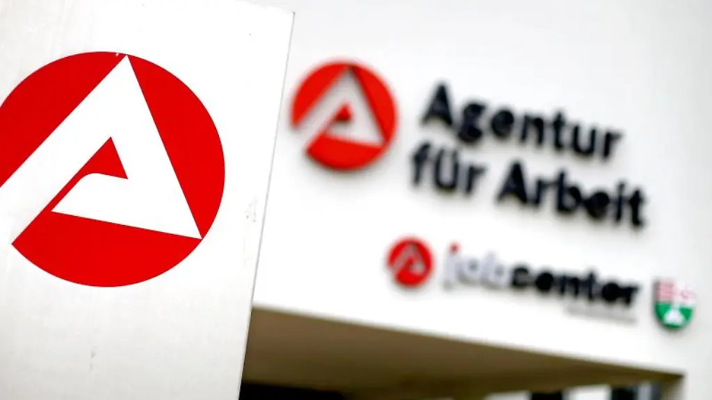 Blick-auf-den-Eingang-zur-Agentur-fuer-Arbeit-und-zum-Jobcenter