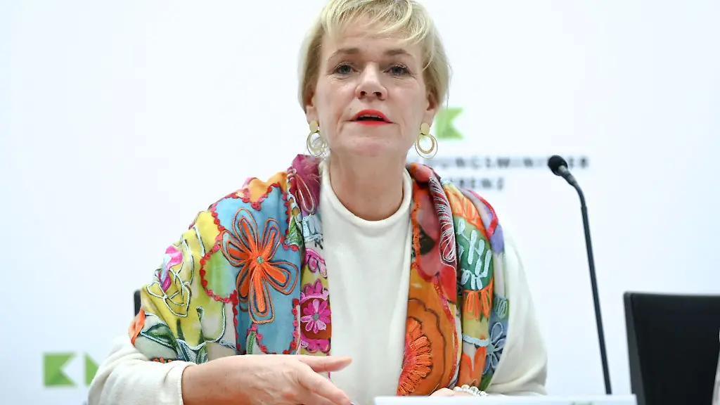 Bildungsministerin-Simone-Oldenburg-die-auch-stellvertretende-Ministerpraesidentin-ist-kandidiert-fuer-Listenplatz-eins-der-Linken-in-MV