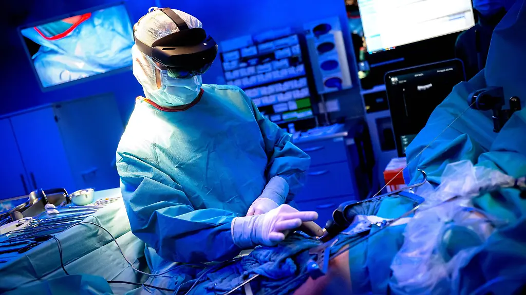 Vor-und-waehrend-der-Operation-nuetzen-die-Mediziner-spezielle-Brillen