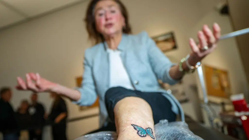 Ingeborg-Horter-hat-es-getan-Die-77-Jaehrige-hat-sich-einen-Schmetterling-stechen-lassen