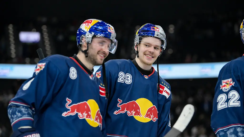 Eishockey-DEL-20260313-EHC-Red-Bull-Muenchen-Straubing-Tigers-Im-Bild-Schlussjubel-v-l-Tobias-RIEDER-Muenchen-8-Alberts-SMITS-Muenchen-23