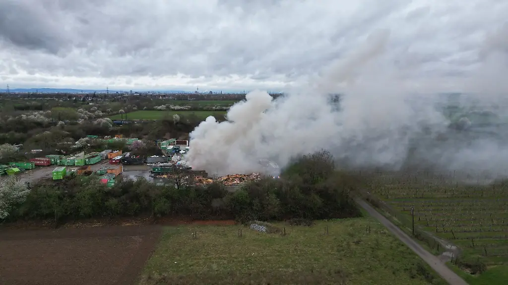 Die-Rauchsaeule-war-kilometerweit-zu-sehen