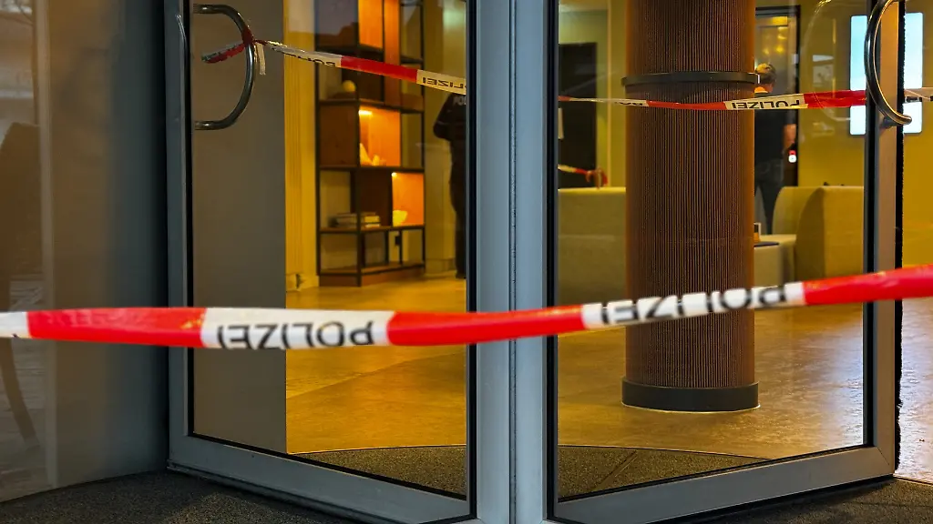 Ein-Absperrband-der-Polizei-ist-vor-dem-Eingang-eines-Hotels-gespannt-In-einem-Hotel-in-Werne-ist-in-der-Nacht-auf-Samstag-ein-Mensch-tot-gefunden-worden-Man-gehe-nach-aktuellem-Stand-von-einem-Toetungsdelikt-aus