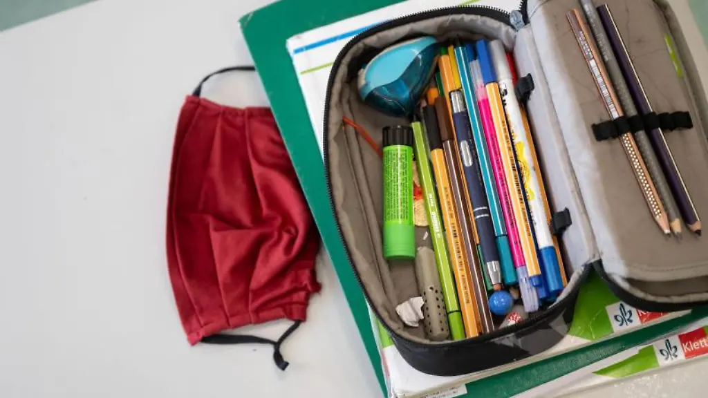 Eine-Maske-liegt-neben-einem-Maeppchen