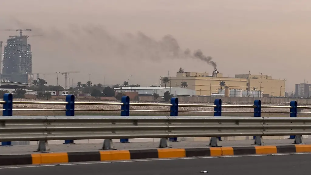 Rauch-steigt-von-dem-Gebaeude-der-US-Botschaft-in-Bagdad-auf