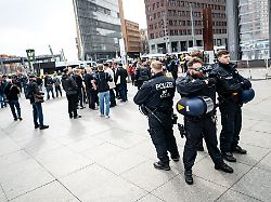Berlin & Brandenburg: Mehrere rechtsextreme Demonstrationen - 1.800 Polizisten
