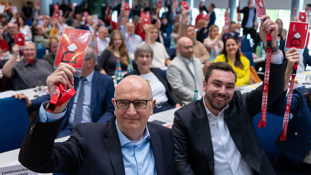 Brandenburgs-Ministerpraesident-Dietmar-Woidke-warb-auf-dem-SPD-Parteitag-um-Zustimmung-fuer-den-Koalitionsvertrag-mit-der-CDU-die-Delegierten-folgten-ihm