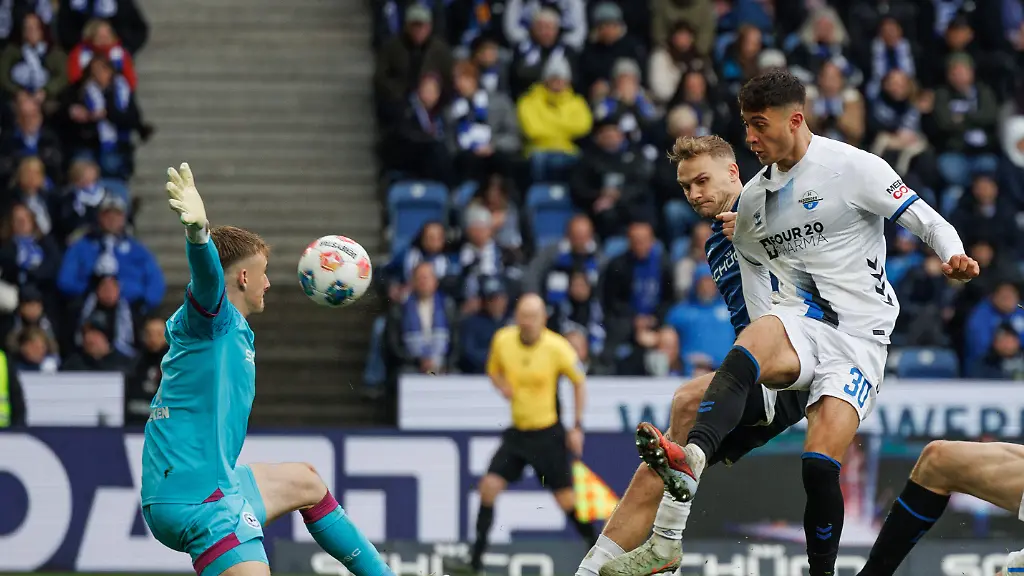 Fussball-Maenner-2-Bundesliga-Arminia-Bielefeld-SC-Paderborn-07-26-Spieltag-Schueco-Arena-Torschuetze-Stefano-Marino-SC-Paderborn-07-r-erzielt-den-Treffer-zum-1-2