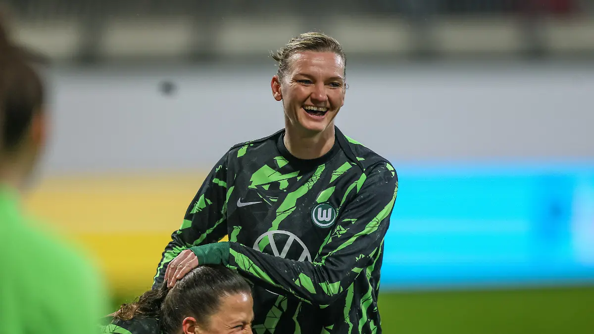 GER-Wolfsburg-Wolfsburg-vs-Juventus-Turin-Women-s-Champions-League-Fussball-UEFA-Spielzeit-2025-2026-AOK-Arena-Playoffs-Hinspiel-im-Bild-Alexandra-Popp-Wolfsburg-Frauen-11-scherzt-mit-Martina-Tufekovic-Wolfsburg-Frauen-21-DFB-DFL-REGULATIONS-PROHIBIT-ANY-USE-OF-PHOTOGRAPHS-AS-IMAGE-SEQUENCES-AND-OR-QUASI-VIDEO-12-02