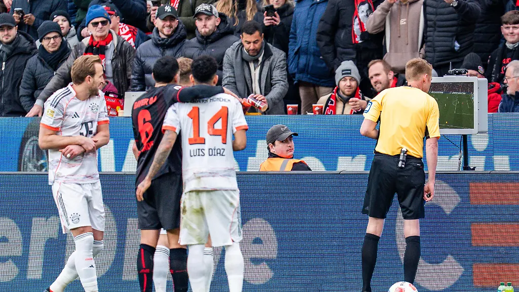 14-03-2026-Bayer-04-Leverkusen-vs-FC-FC-Bayern-Munich-1-Bundesliga-Bundesliga-26-Spieltag-VAR-Schiedsrichter-referee-Harry-Kane-FC-FC-Bayern-Munich-9-Handspiel-1-1-Tor-goal-Wichtiger-Hinweis-Gemaess-den-Vorgaben-der-DFL-Deutsche-Fussball-Liga-bzw