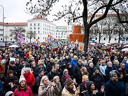 Bayern: 3.000 Menschen bei PRÜF-Demonstration in München