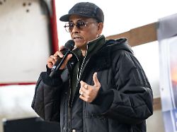 Sänger spricht von "Abgrund": Hunderte Demonstranten bei Epstein-Demo mit Naidoo