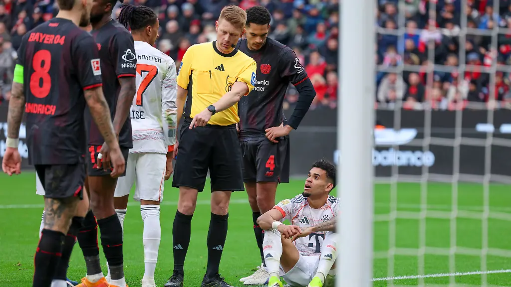 14-03-2026-BayArena-Leverkusen-GER-1-FBL-Bayer-04-Leverkusen-vs-FC-FC-Bayern-Munich-im-Bild-Luis-Diaz-FC-Bayern-Munich-14-sitzt-verletzt-am-Boden-Christian-Dingert-Schiedsrichter-referee-referee-erklaert-ihm-dass-es-kein-Foul-war-Foto-Meuter-nordphoto-GmbH-DFL-regulations-prohibit-any-use-of-photographs-as-image-sequences-and-or-quasi-video
