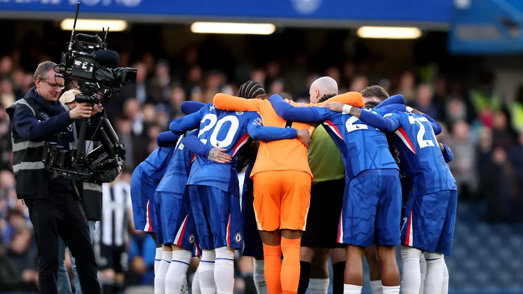 Soccer-Football-Premier-League-Chelsea-v-Newcastle-United-Stamford-Bridge-London-Britain-March-14-2026-Chelsea-players-huddle-around-referee-Paul-Tierney-before-the-match-REUTERS-David-Klein-EDITORIAL-USE-ONLY-NO-USE-WITH-UNAUTHORIZED-AUDIO-VIDEO-DATA-FIXTURE-LISTS-CLUB-LEAGUE-LOGOS-OR-LIVE-SERVICES-ONLINE-IN-MATCH-USE-LIMITED-TO-120-IMAGES-NO-VIDEO-EMULATION-NO-USE-IN-BETTING-GAMES-OR-SINGLE-CLUB-LEAGUE-PLAYER-PUBLICATIONS-PLEASE-CONTACT-YOUR-ACCOUNT-REPRESENTATIVE-FOR-FURTHER-DETAILS
