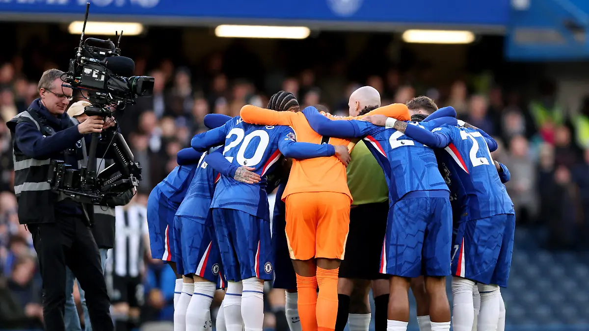Soccer-Football-Premier-League-Chelsea-v-Newcastle-United-Stamford-Bridge-London-Britain-March-14-2026-Chelsea-players-huddle-around-referee-Paul-Tierney-before-the-match-REUTERS-David-Klein-EDITORIAL-USE-ONLY-NO-USE-WITH-UNAUTHORIZED-AUDIO-VIDEO-DATA-FIXTURE-LISTS-CLUB-LEAGUE-LOGOS-OR-LIVE-SERVICES-ONLINE-IN-MATCH-USE-LIMITED-TO-120-IMAGES-NO-VIDEO-EMULATION-NO-USE-IN-BETTING-GAMES-OR-SINGLE-CLUB-LEAGUE-PLAYER-PUBLICATIONS-PLEASE-CONTACT-YOUR-ACCOUNT-REPRESENTATIVE-FOR-FURTHER-DETAILS