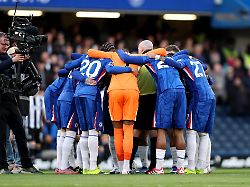 Plötzlich im Mannschaftskreis: Schiri sorgt für bizarre Szene bei Chelsea-Spiel