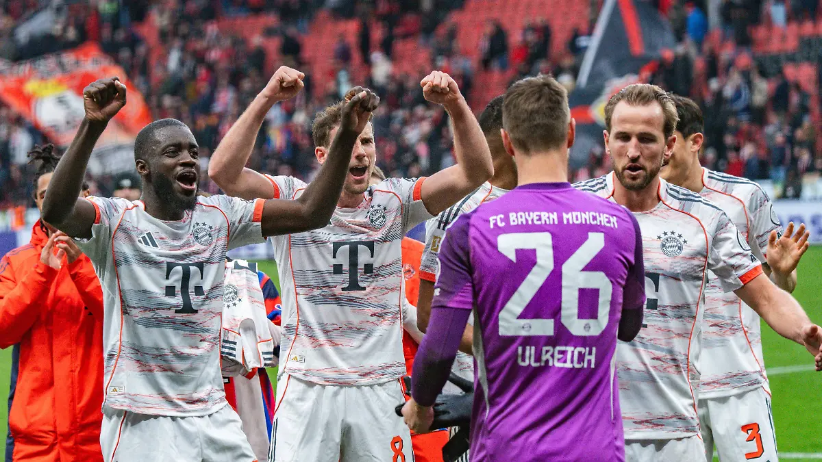 Sven Ulreich feiert mit Teamkollegen nach dem Spiel