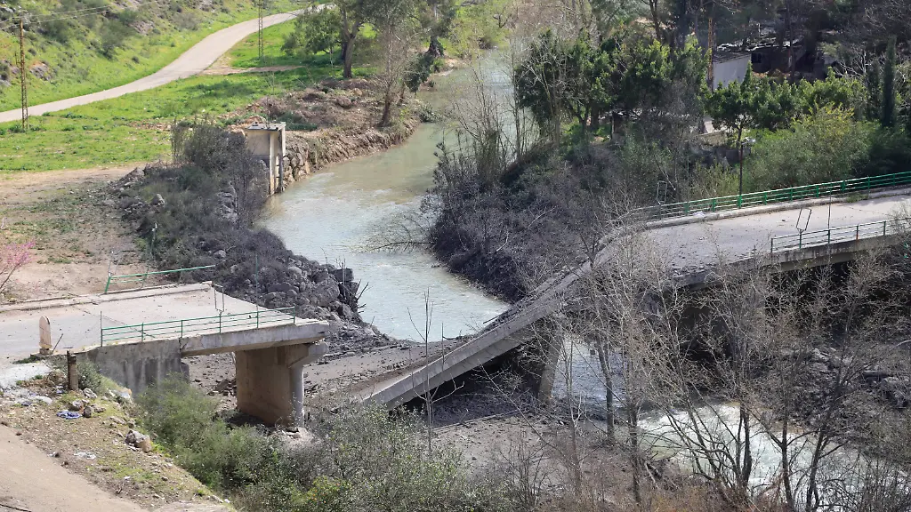 March-13-2026-Tir-Falsay-Zrarieh-South-Lebanon-Lebanon-Damage-is-seen-after-an-Israeli-airstrike-destroyed-the-Tir-Falsay-Sixth-of-February-Bridge-over-the-Litani-River-between-the-towns-of-Zrarieh-and-Tir-Falsay-in-South-Lebanon-The-bridge-which-connects-the-Zahrani-and-Sidon-areas-with-the-districts-of-Tyre-and-Bint-Jbeil-is-considered-a-key-transport-route-linking-coastal-and-inland-villages-The-strike-also-damaged-an-ambulance-belonging-to-the-Islamic-Health-Authority-that-was-crossing-the-bridge-at-the-time