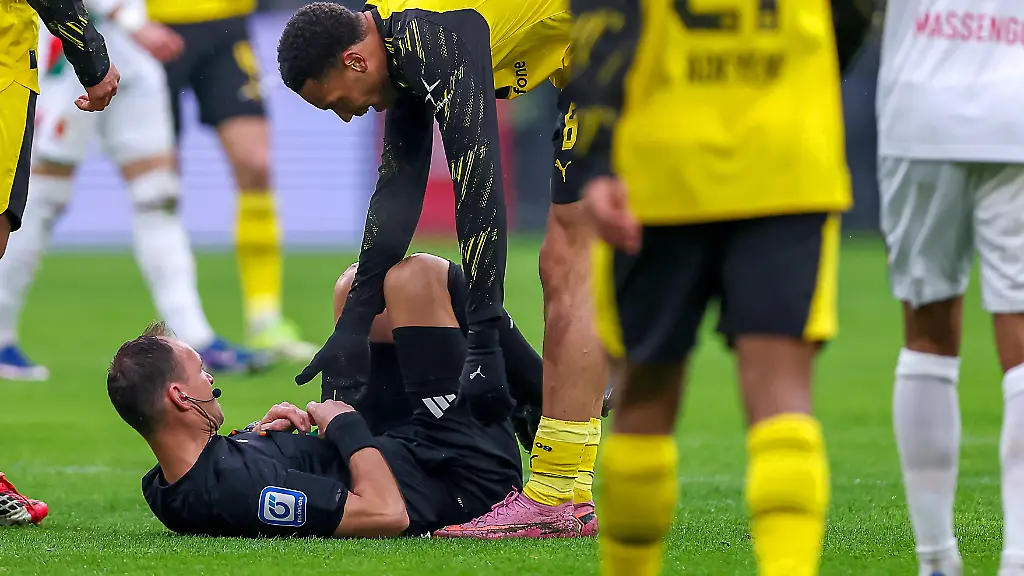 14-03-2026-Fussball-Borussia-Dortmund-FC-Augsburg-1-Fussball-Bundesliga-26-Spieltag-Signal-Iduna-Park-Saison-2025-2026-Schiedsrichter-Bastian-Dankert-liegt-auf-dem-Ruecken-am-Boden-nach-dem-Sturz-durch-Zusammenprall-mit-Felix-Nmecha-BVB-08-auf-dem-Spielfeld-DFB-regulations-prohibit-any-use-of-photographs-as-image-sequences-and-or-quasi-video