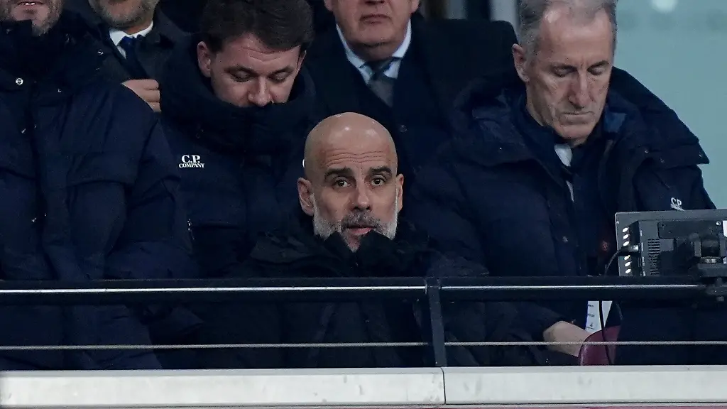 Fussball-Maenner-Premier-League-England-West-Ham-United-Manchester-City-Pep-Guardiola-vorne-M-Trainer-von-Manchester-City-verfolgt-das-Spiel-von-der-Tribuene-aus