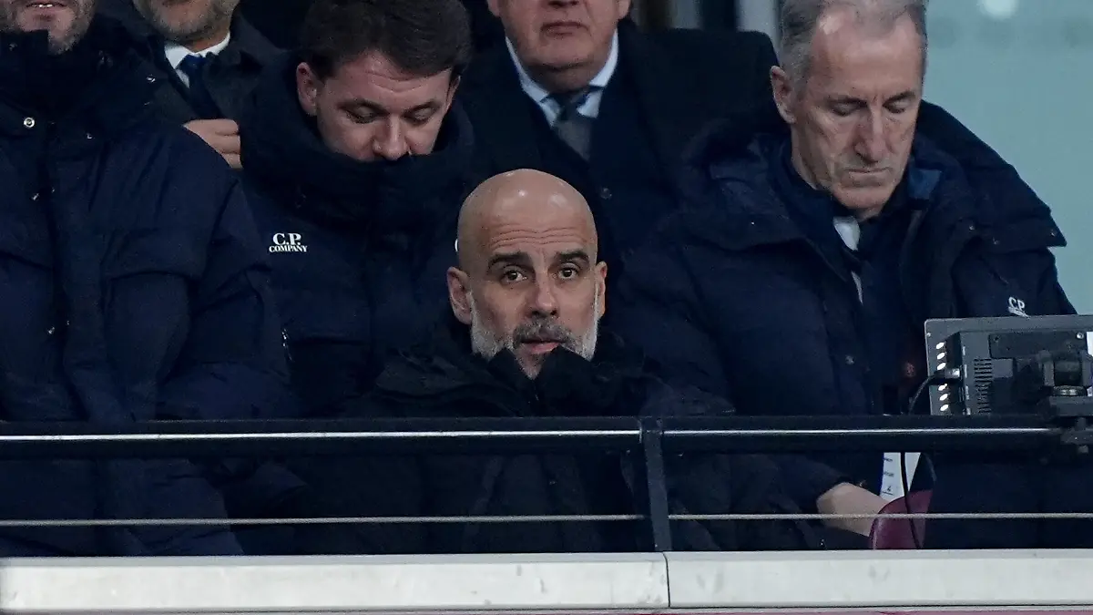 Fussball-Maenner-Premier-League-England-West-Ham-United-Manchester-City-Pep-Guardiola-vorne-M-Trainer-von-Manchester-City-verfolgt-das-Spiel-von-der-Tribuene-aus