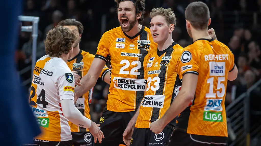 Die-BR-Volleys-feiern-einen-souveraenen-Sieg-im-Derby-gegen-die-Netzhoppers